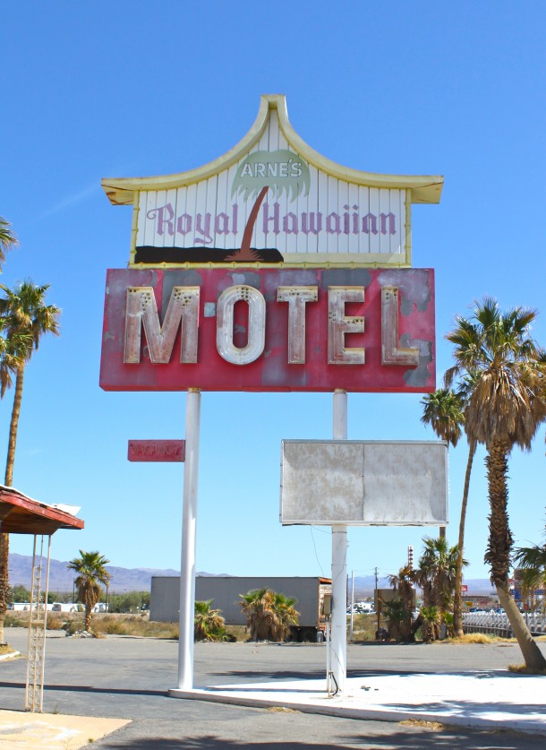 Arnes Royal Hawaiian Motel in Baker, California